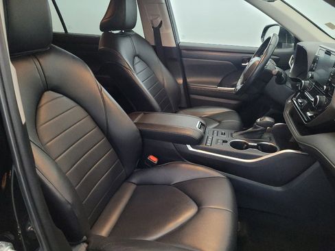Used 2022 Toyota Highlander XLE AWD/4WD image 21