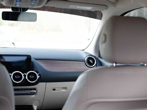 Certified 2022 Mercedes-Benz GLA 250 4MATIC image 27