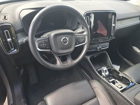 Used 2025 Volvo XC40 B5 Plus AWD/4WD image 8