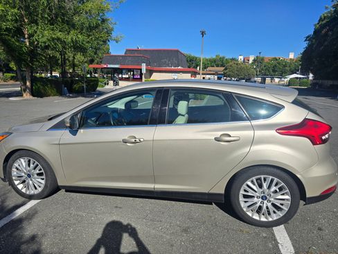 Used 2018 Ford Focus Titanium w/ Titanium Technology Package FWD image 8