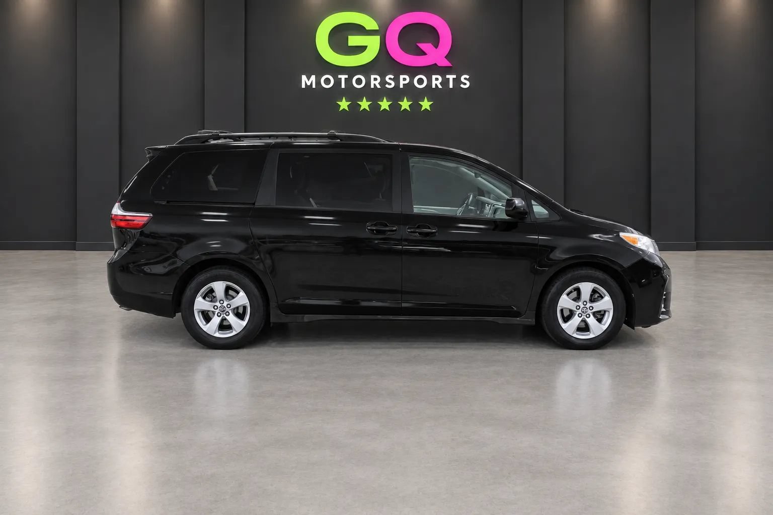 Used 2018 Toyota Sienna LE w/ Carpet Mat Package FWD image 9
