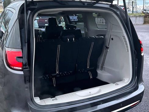 Used 2022 Chrysler Pacifica Touring-L image 19