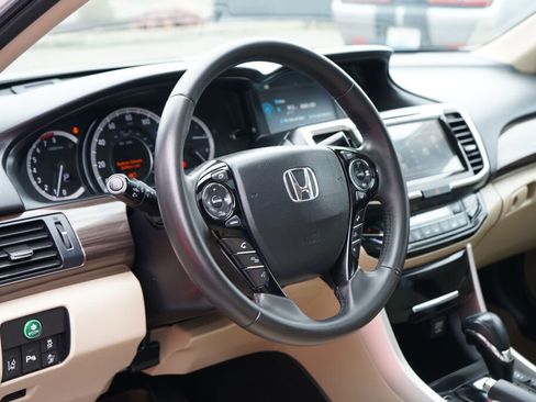 Used 2017 Honda Accord Touring image 11