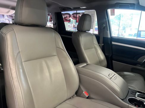 Used 2018 Toyota Highlander XLE AWD/4WD image 38
