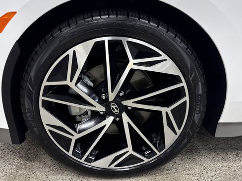 Used 2023 Hyundai Ioniq 6 SEL image 2