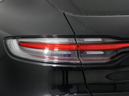 Used 2025 Porsche Macan image 21