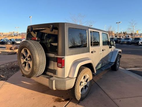 Used 2018 Jeep Wrangler Unlimited Sahara AWD/4WD image 9