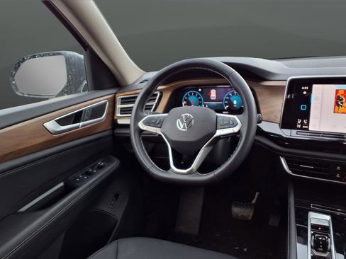 Used 2024 Volkswagen Atlas SE w/ Panoramic Sunroof Package image 37