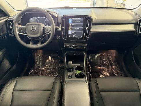 Used 2022 Volvo XC40 T4 Momentum FWD image 13