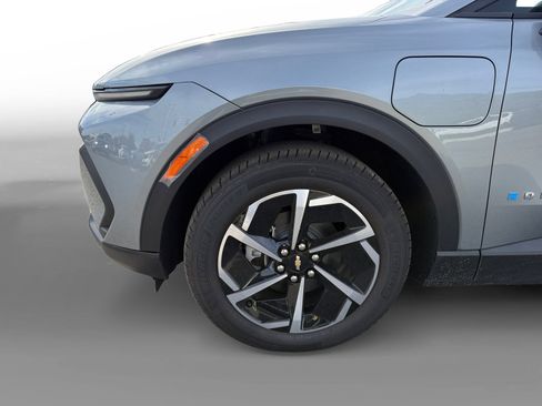 New 2026 Chevrolet Equinox EV LT image 9