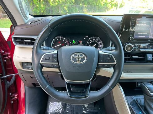 Used 2020 Toyota Highlander Limited FWD image 13