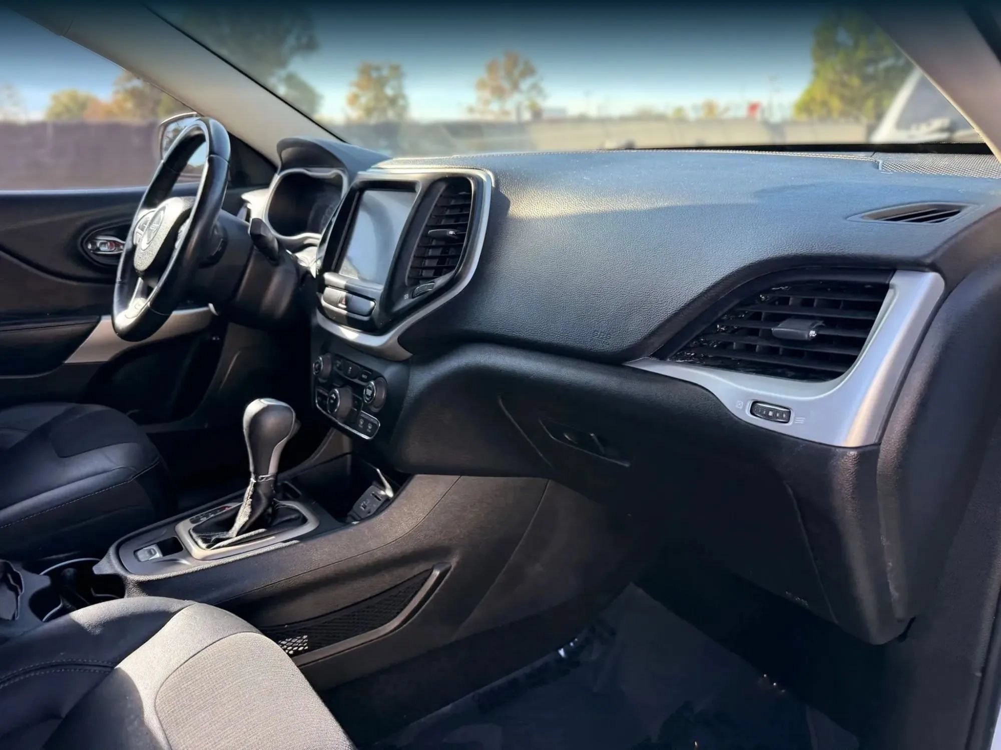 Used 2018 Jeep Cherokee Latitude Plus FWD image 19
