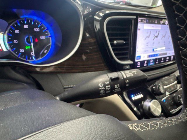 Used 2023 Chrysler Pacifica Limited FWD image 40