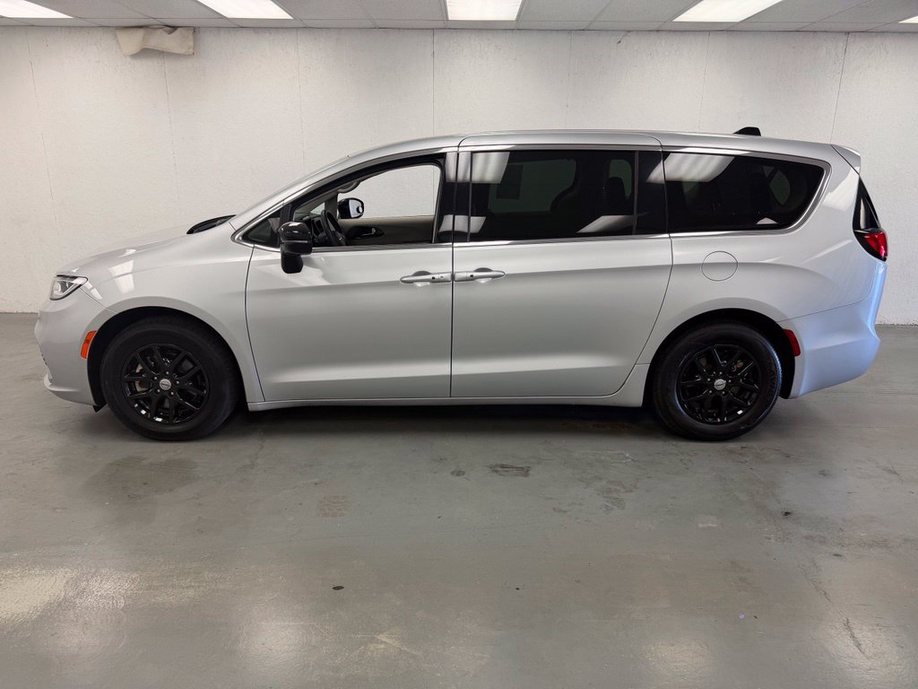 Used 2024 Chrysler Pacifica Touring-L FWD image 2