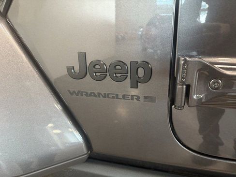 Used 2025 Jeep Wrangler Unlimited Rubicon image 24