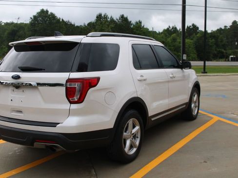 Used 2018 Ford Explorer XLT FWD image 3