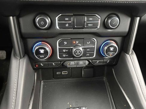 Used 2024 Chevrolet Suburban LT image 24