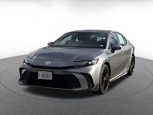 Used 2025 Toyota Camry SE image 4