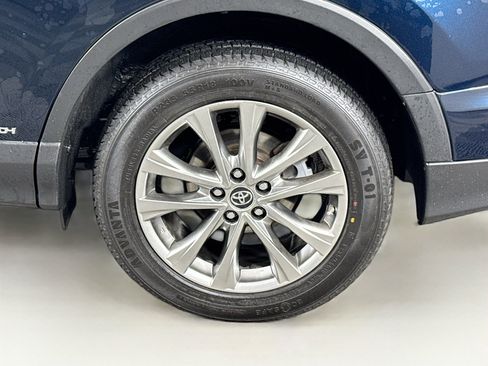 Used 2018 Toyota RAV4 Limited image 9