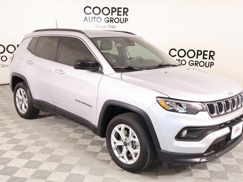 Used 2025 Jeep Compass Latitude image 1