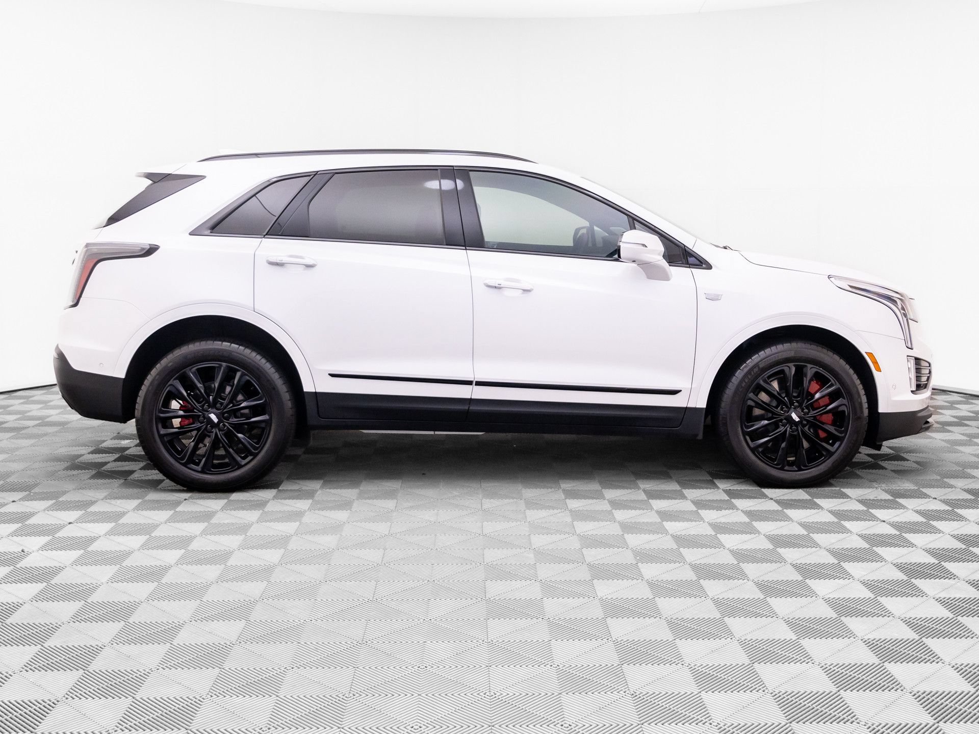 Certified 2026 Cadillac XT5 Sportv w/ LPO, Onyx Lite Package AWD/4WD image 6
