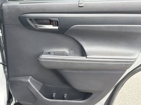 Used 2023 Toyota Highlander XLE FWD image 16