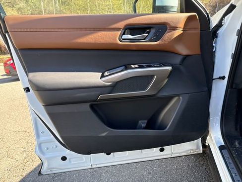 Used 2025 Nissan Pathfinder Platinum w/ Black Appearance Package AWD/4WD image 47