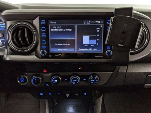 Used 2020 Toyota Tacoma TRD Off-Road w/ Technology Package AWD/4WD image 8