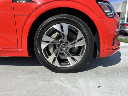 Used 2022 Audi e-tron Premium w/ Convenience Plus Package image 13