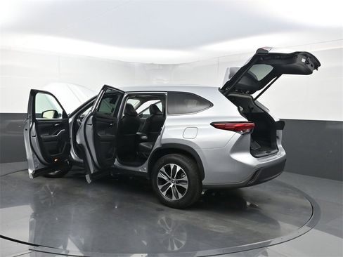 Used 2022 Toyota Highlander XLE image 40