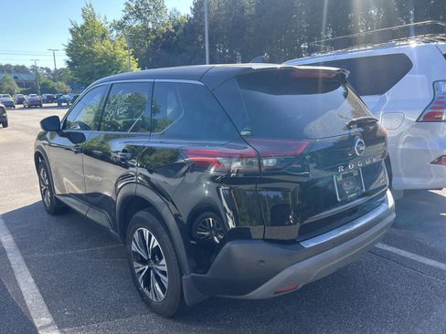Used 2021 Nissan Rogue SV image 3