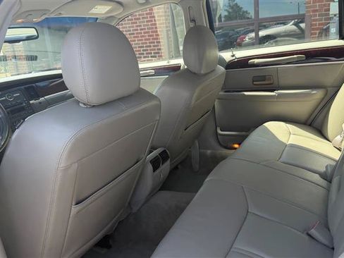 Used 2009 Lincoln Town Car Signature Limited RWD image 21