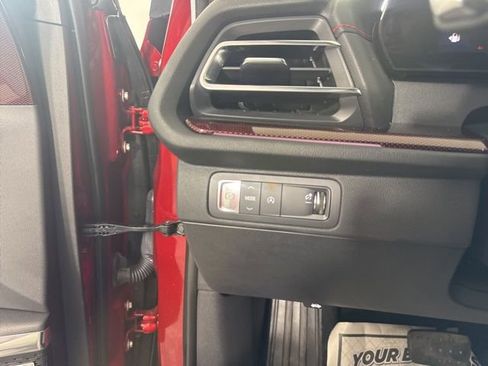 Used 2025 Chevrolet Traverse RS image 39