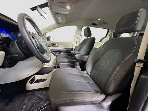 Used 2022 Chrysler Voyager LX FWD image 22