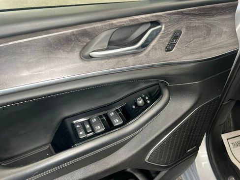 Used 2024 Jeep Grand Cherokee Overland image 15