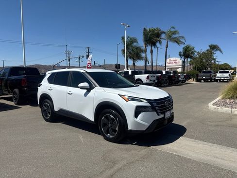 Used 2024 Nissan Rogue SV AWD/4WD image 2