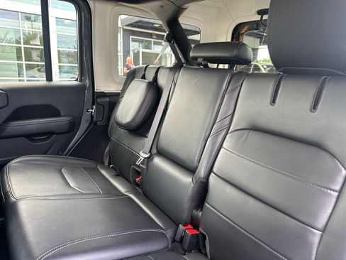 Used 2022 Jeep Wrangler Unlimited Sahara w/ Cold Weather Group AWD/4WD image 11