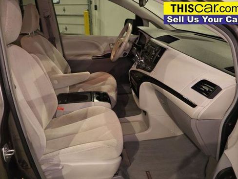 Used 2011 Toyota Sienna LE image 21