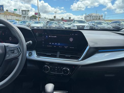 Used 2025 Chevrolet Trax LT FWD image 17