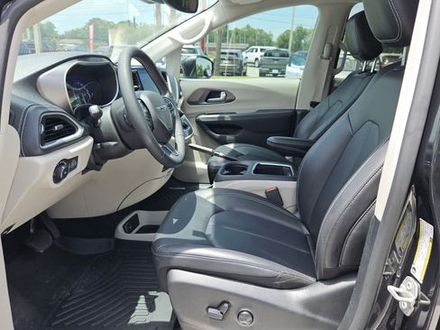 Used 2023 Chrysler Pacifica Touring-L w/ Uconnect Theater Family Group FWD image 3