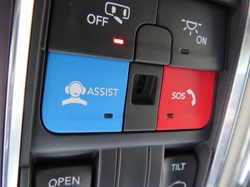 Certified 2024 Jeep Grand Cherokee Altitude image 11