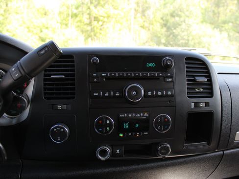 Used 2011 Chevrolet Silverado 2500 LT w/ Interior Plus Package AWD/4WD image 24