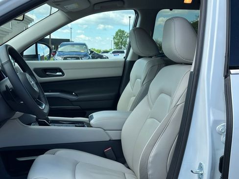 Used 2025 Nissan Pathfinder SL w/ Lighting Package (N92) AWD/4WD image 31