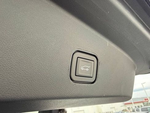Used 2025 Cadillac Lyriq Luxury AWD/4WD image 8