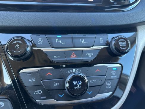 Used 2023 Chrysler Pacifica Touring-L image 18