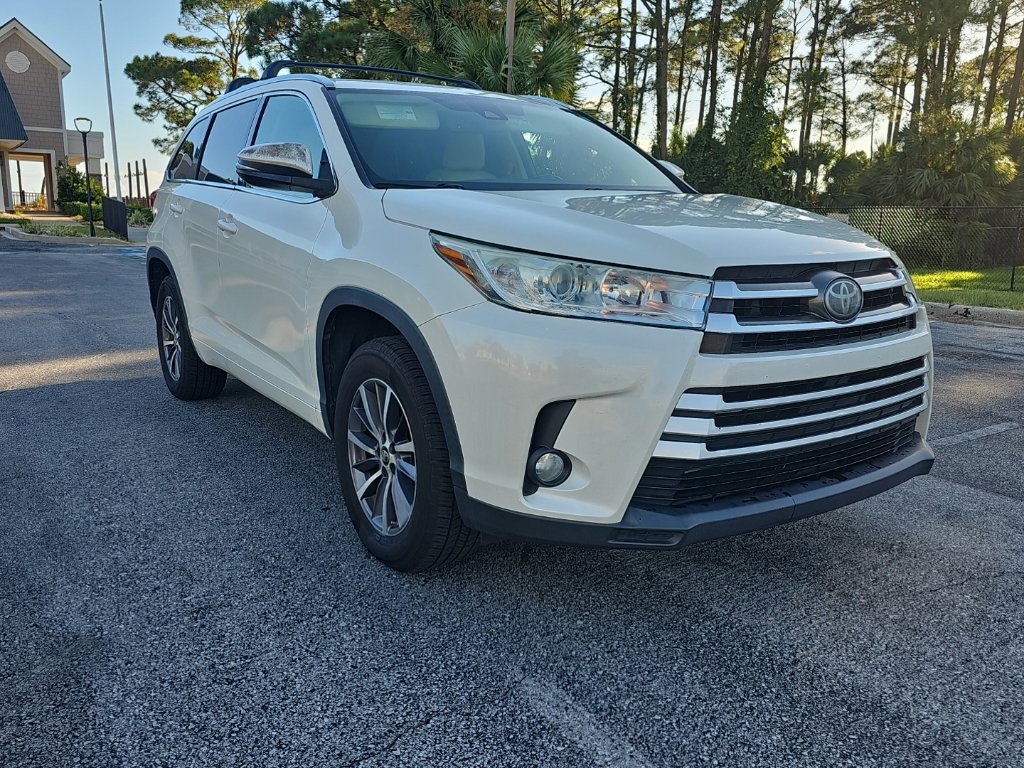 Used 2017 Toyota Highlander XLE FWD image 3
