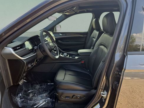 New 2025 Jeep Grand Cherokee Limited RWD image 10