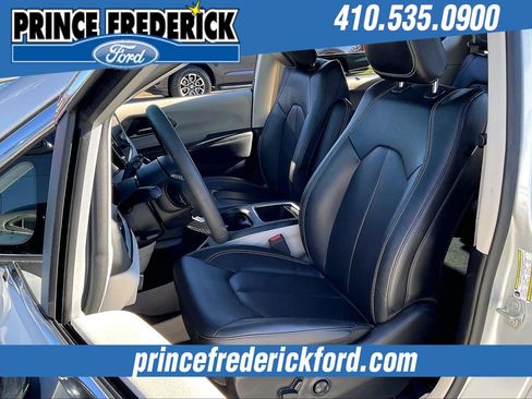 Used 2024 Chrysler Pacifica Touring-L image 22