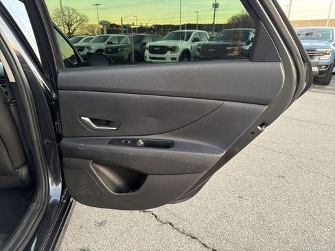 Used 2023 Hyundai Elantra SEL image 18