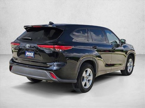 Used 2021 Toyota Highlander LE FWD image 5